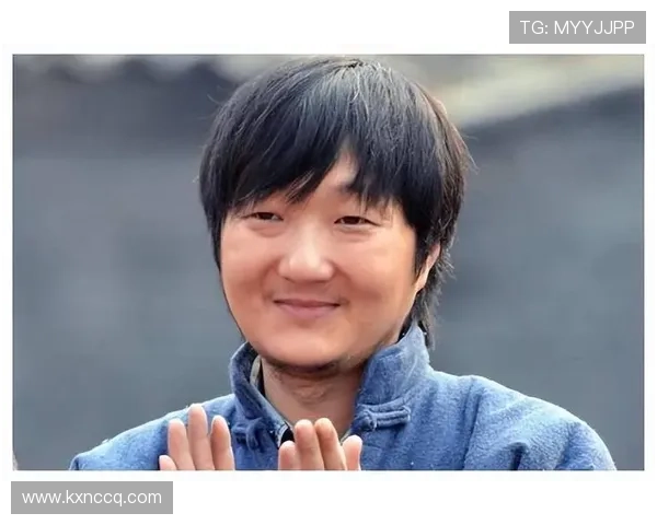谢文能直播采访突笑逗乐妻子展现可爱男人魅力瞬间 谢文能直播采访突笑逗乐妻子展现可爱男人魅力瞬间